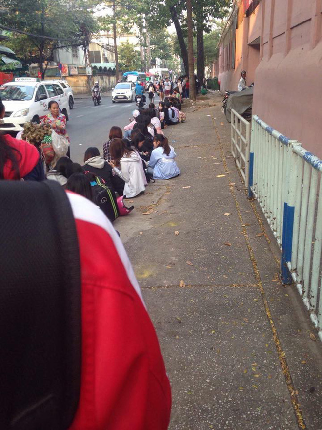 Giao lưu với U23 VN tại TP.HCM: Người hâm mộ xếp hàng dài cả km từ sáng sớm để nhận vé